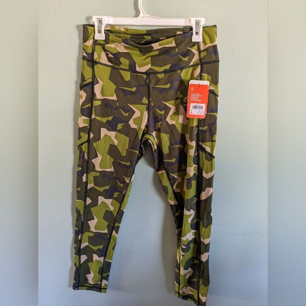 NWT Bass Outdoor leggings, camouflaged medium size
